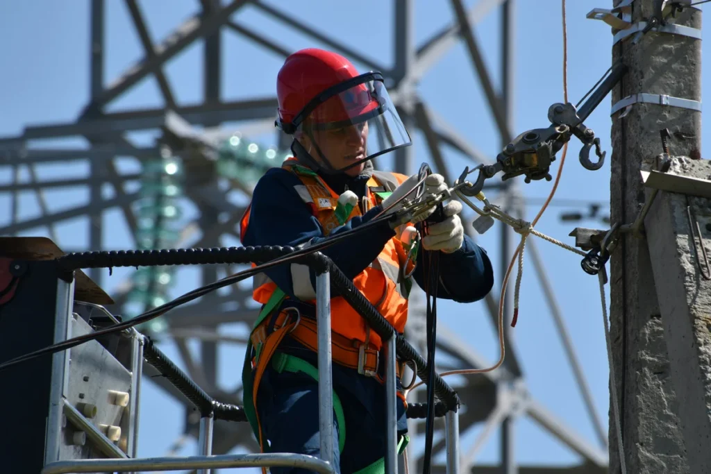 Montaż instalacji elektrycznych Telux